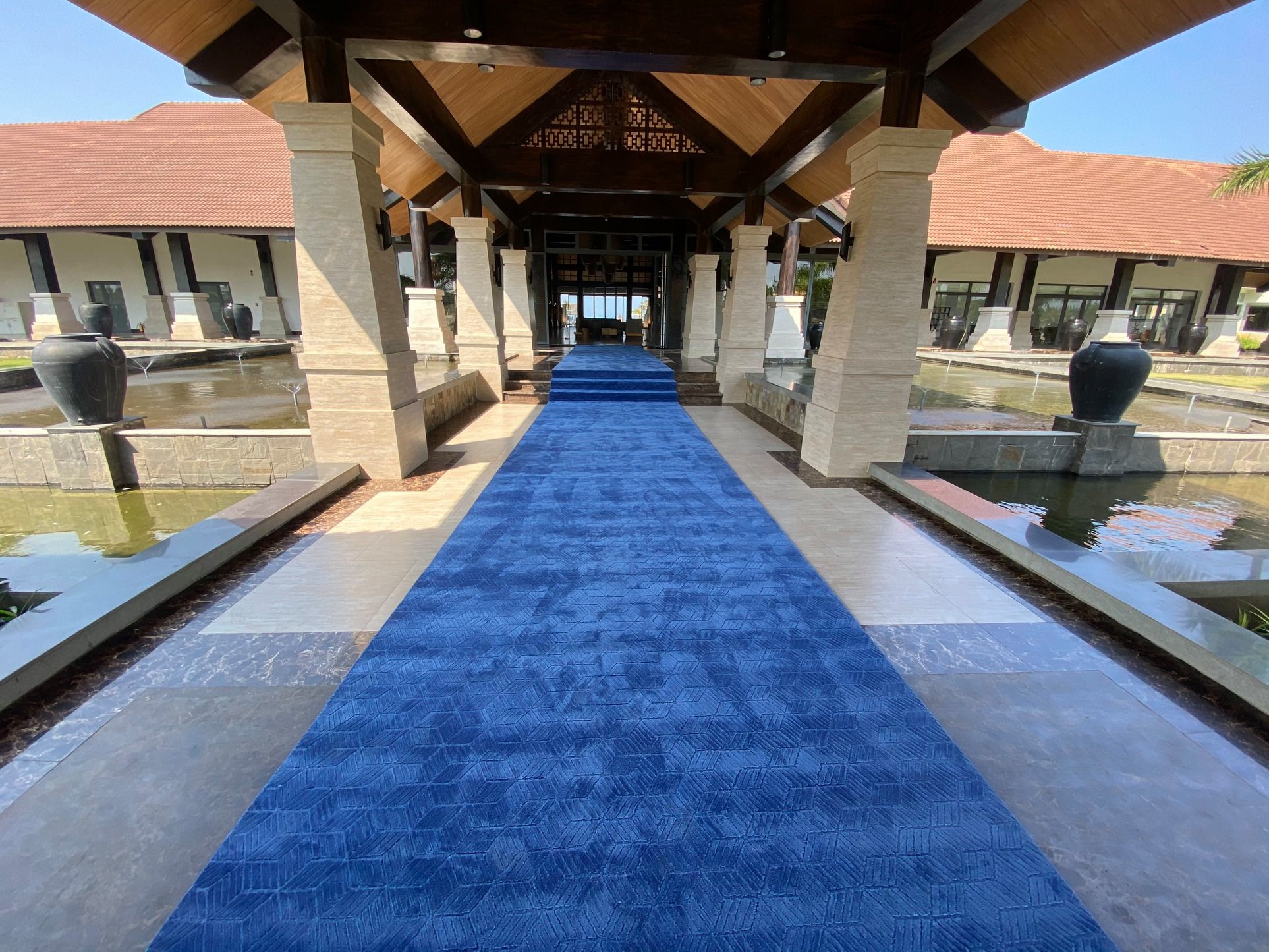 Công trìnhh thảm trải hành lang lối đi khu resort cao cấp được thiết kế và sản xuất theo thương hiệu thảm len hàng kênh