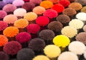 Faqs: Câu hỏi về thảm trải sàn - màu sắc và poms màu