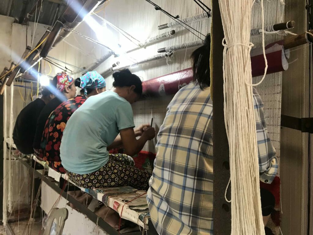 Công nhân đang dệt thảm thủ công handKnoted tại xưởng thảm Hàng Kênh
